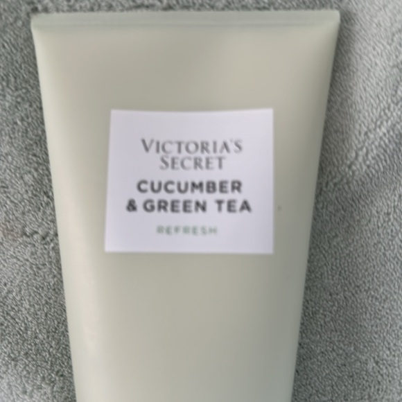 NWT Victoria’s Secret REFRESH Body Wash - Picture 3 of 8